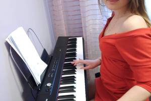 kinga_przy_pianinie_original